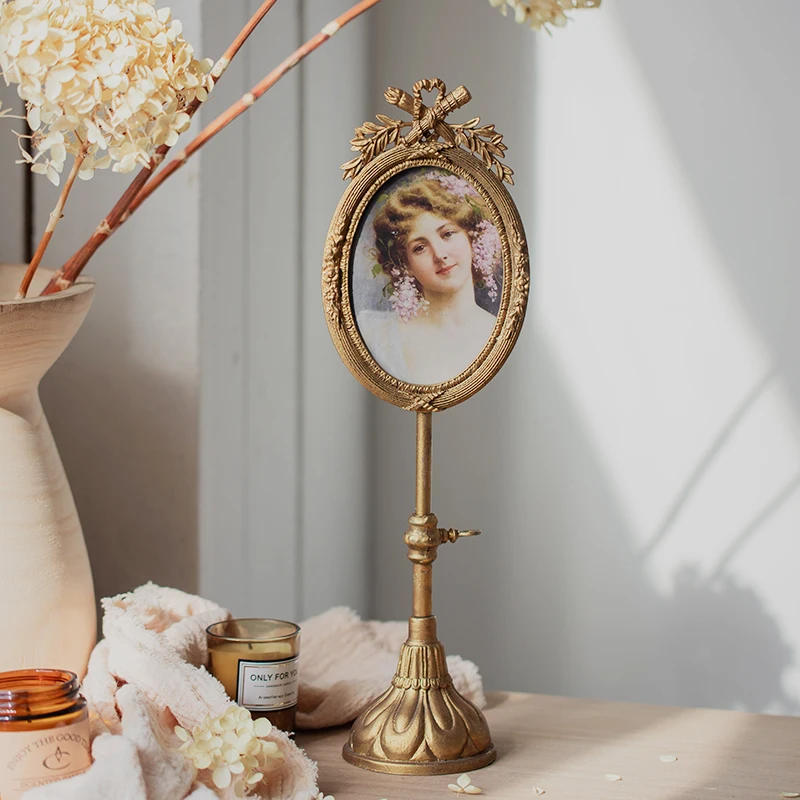 

French metal photo frame table, figure retro heart-shaped decoration, high-end golden homestay ornament