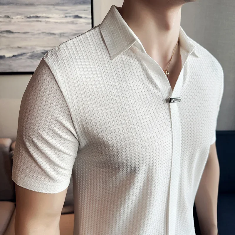 Herren-Poloshirt mit Waffelmuster, 2024, britischer Stil, Sommer, Eisseide, dünn, solide, lässig, elastisch, schmale Passform, kurzärmeliges T-Shirt, Herrenbekleidung