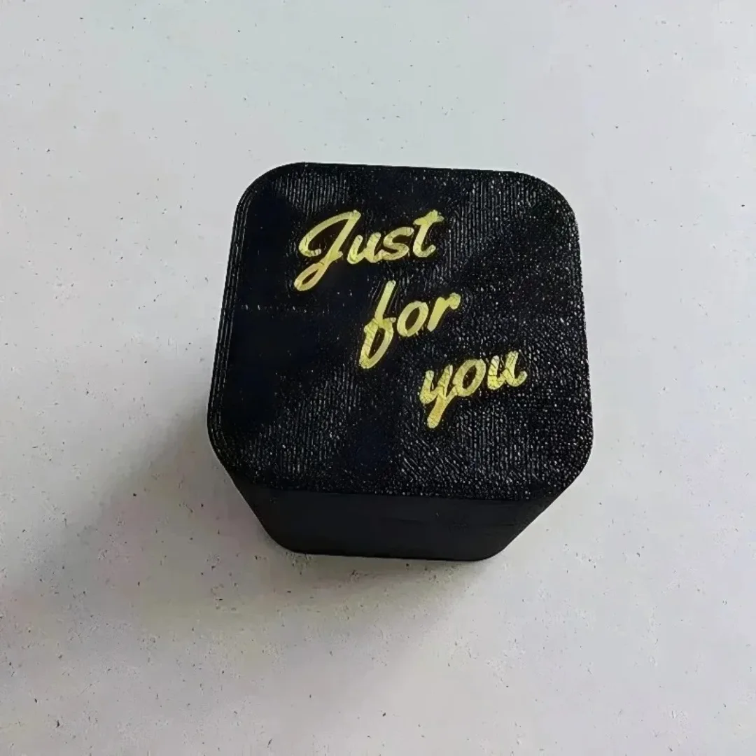 2025 إصبع متوسط مضحك في صندوق - هدية ديكور مكتبي للهالوين وعيد الميلاد وأعياد الميلاد، لعبة مكتب مبتكرة وديكور منزلي