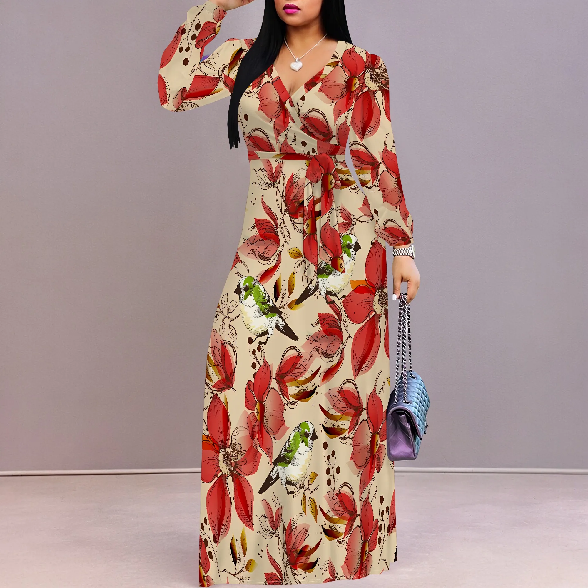 Abito lungo con scollo a V di taglia standard con stampa di fiori rossi e pappagalli a maniche lunghe in stile Boho per l'autunno