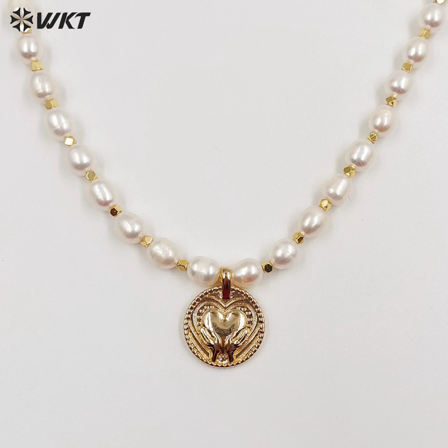 WT-JN135 WKT Popular Elegant Freshwater Pearl Necklace Gold Charms Medal Coin Wholesale Natural White Pearl Lady Chocker 16 inch