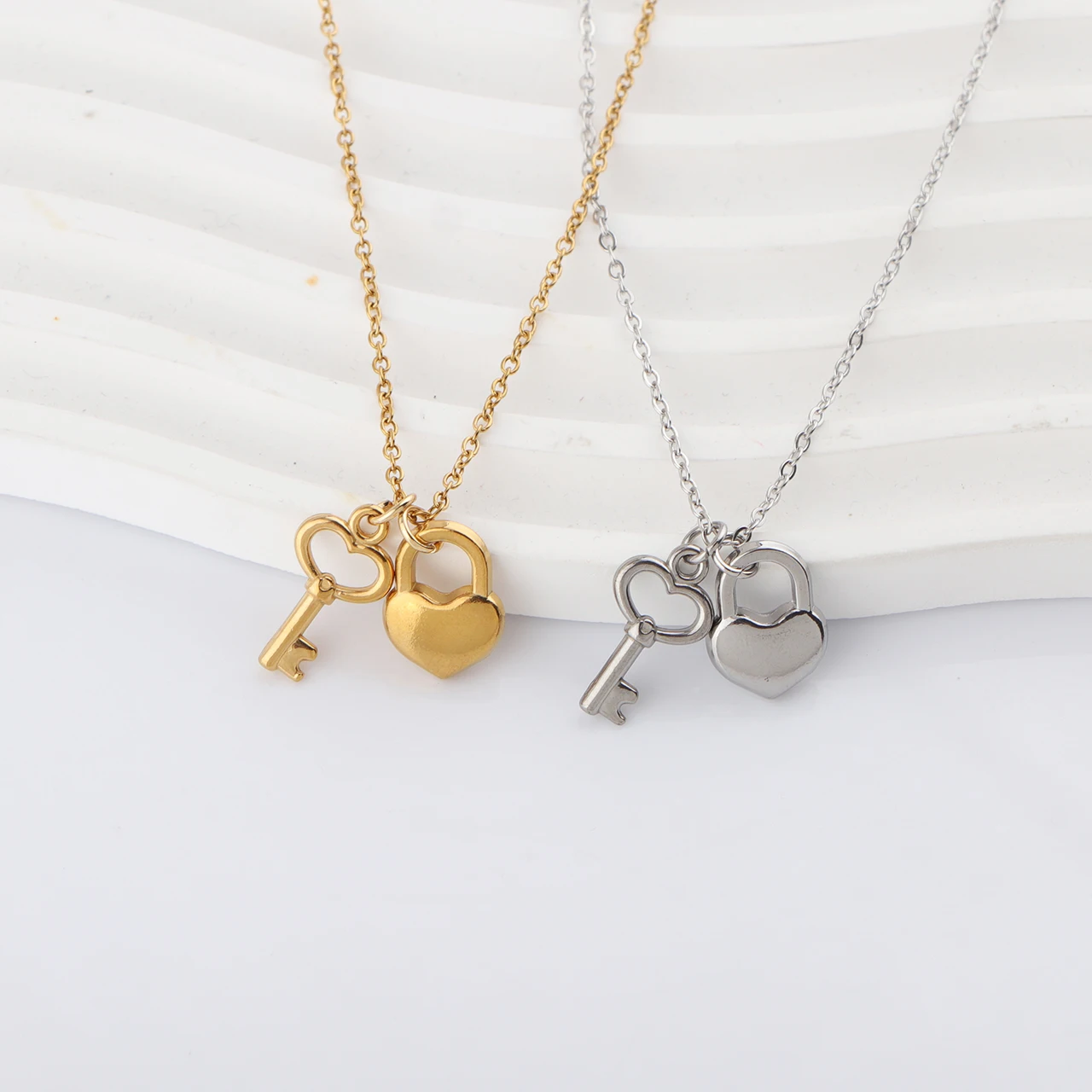 5pcs/lot Stainless Steel Lock and Key Necklace Lock Charms Key Pendant Pairing Necklace for Men Women Best Friend Jewelry Gift