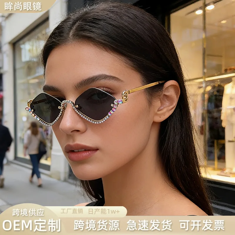 

2026 New Women Cat Eye Sunglasses Luxury Crystal Rhinestone UV400 Shades Fashion Metal Frame