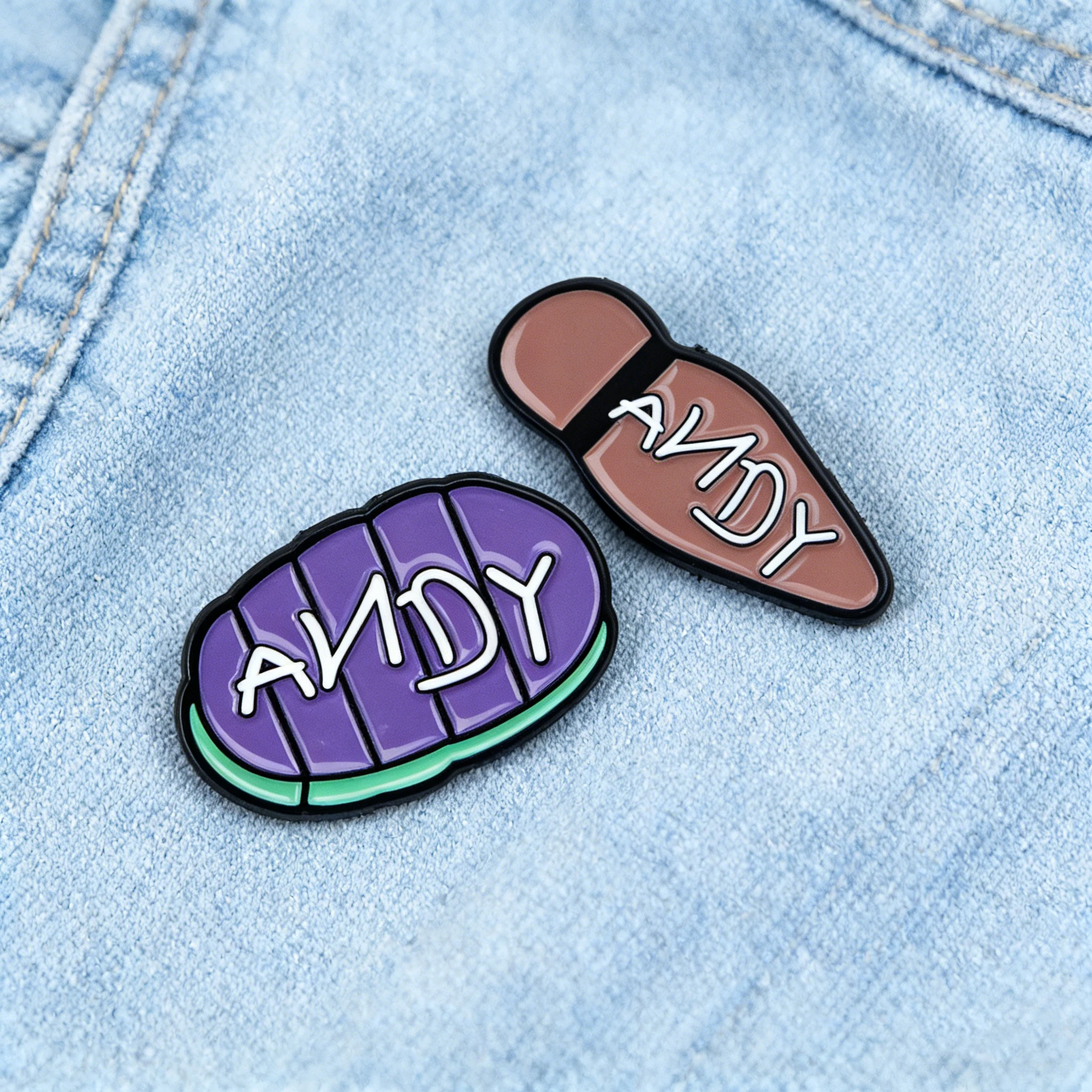 2 piezas/set de broches de esmalte con diseño de suelas de zapatos de anime clásico, pin divertido con cita creativa de Andy, joyería, accesorios para ropa y mochilas, regalos