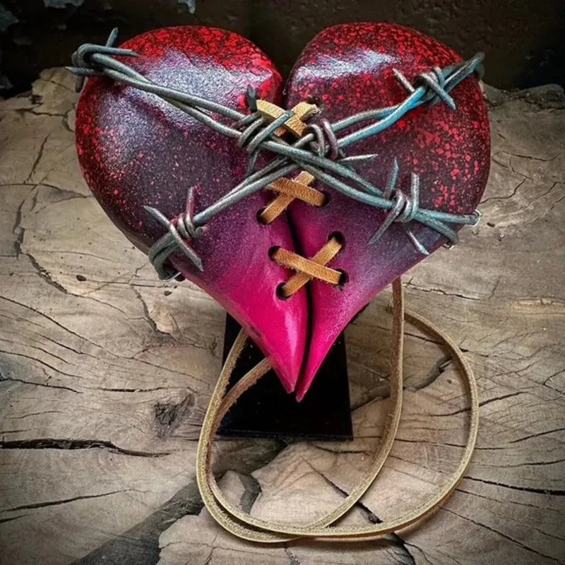 

Wood Heart On Steel Pedestal Ornament Halloween Easter Home Room Personality Art Piece Home Decor Children's Birthday Gift