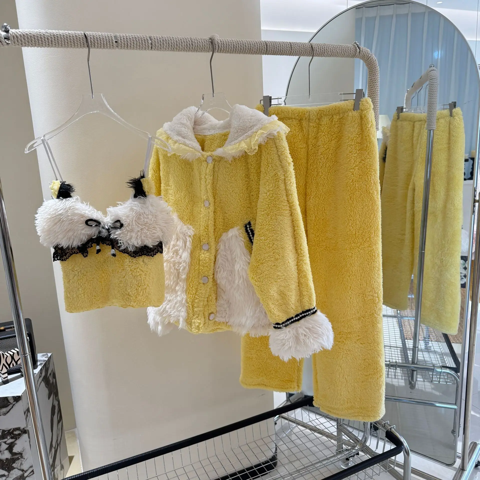 بيجامات نسائية من الفلانيل مكونة من ثلاث قطع للخريف والشتاء على الطراز الفرنسي الحلو ملابس منزلية من الدانتيل بدلة بيجامات ملابس غير رسمية