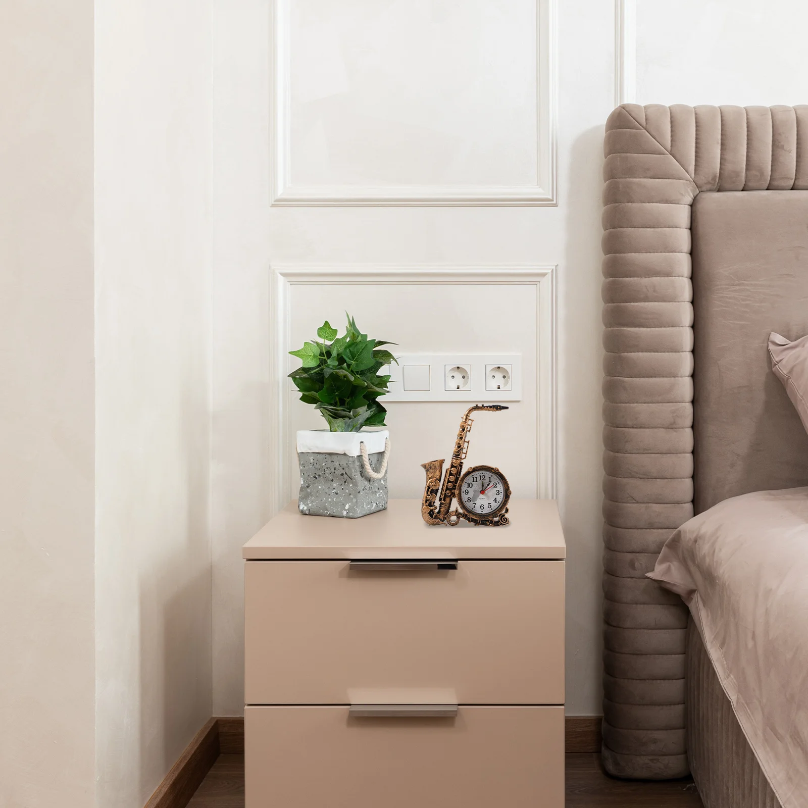 

Creative Saxophone Shaped Alarm Clock Retro Desktop Silent Table Clock for Bedroom Home Decorative Household Use