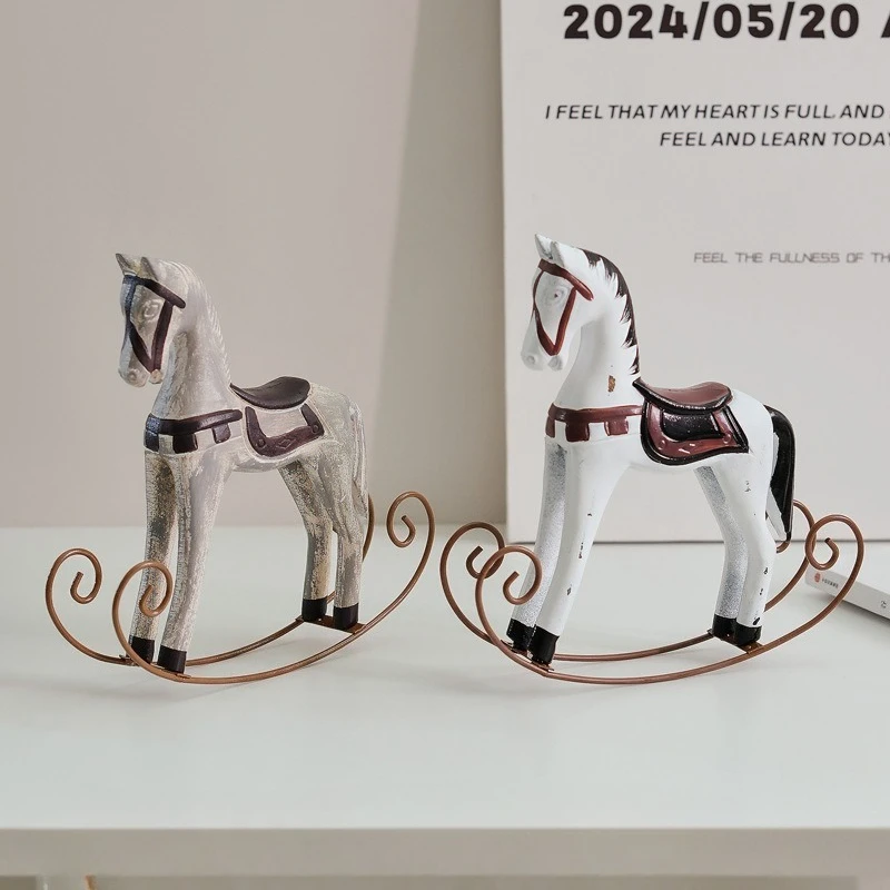 Caballo mecedora de madera estilo nórdico Vintage desgastado colorido Pony decoración de la habitación del dormitorio escritorio artesanía de madera decoración de animales hecha a mano