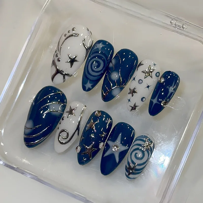 24 Stück blaue und weiße Stern-Aufklebenägel, 3D-Metallstern-Strass-Kunstnägel, kurze Mandelform, vollständige Abdeckung, Nagelspitzen für Frauen und Mädchen