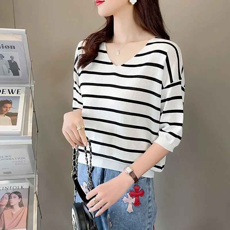 Modne bluzki damskie z dekoltem w serek, łączone w paski, z rękawami typu nietoperz, odzież damska, nowe luźne dzianinowe koreańskie topy na lato 2025, uniwersalne koszule.
