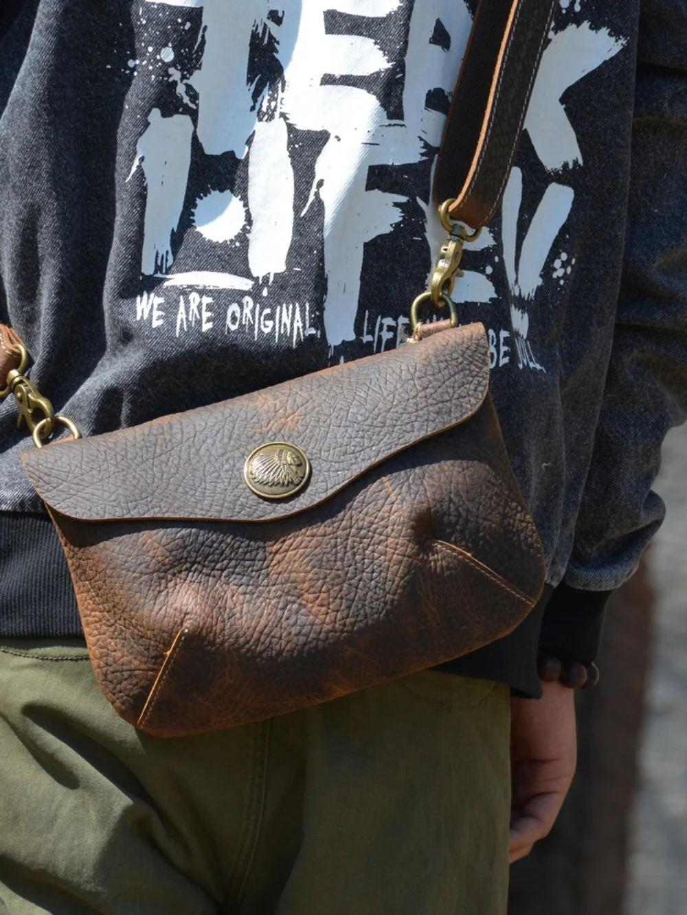 

PNDME simple designer handmade genuine leather men's crossbody bag weekend outdoor daily crazy horse cowhide small shoulder bag