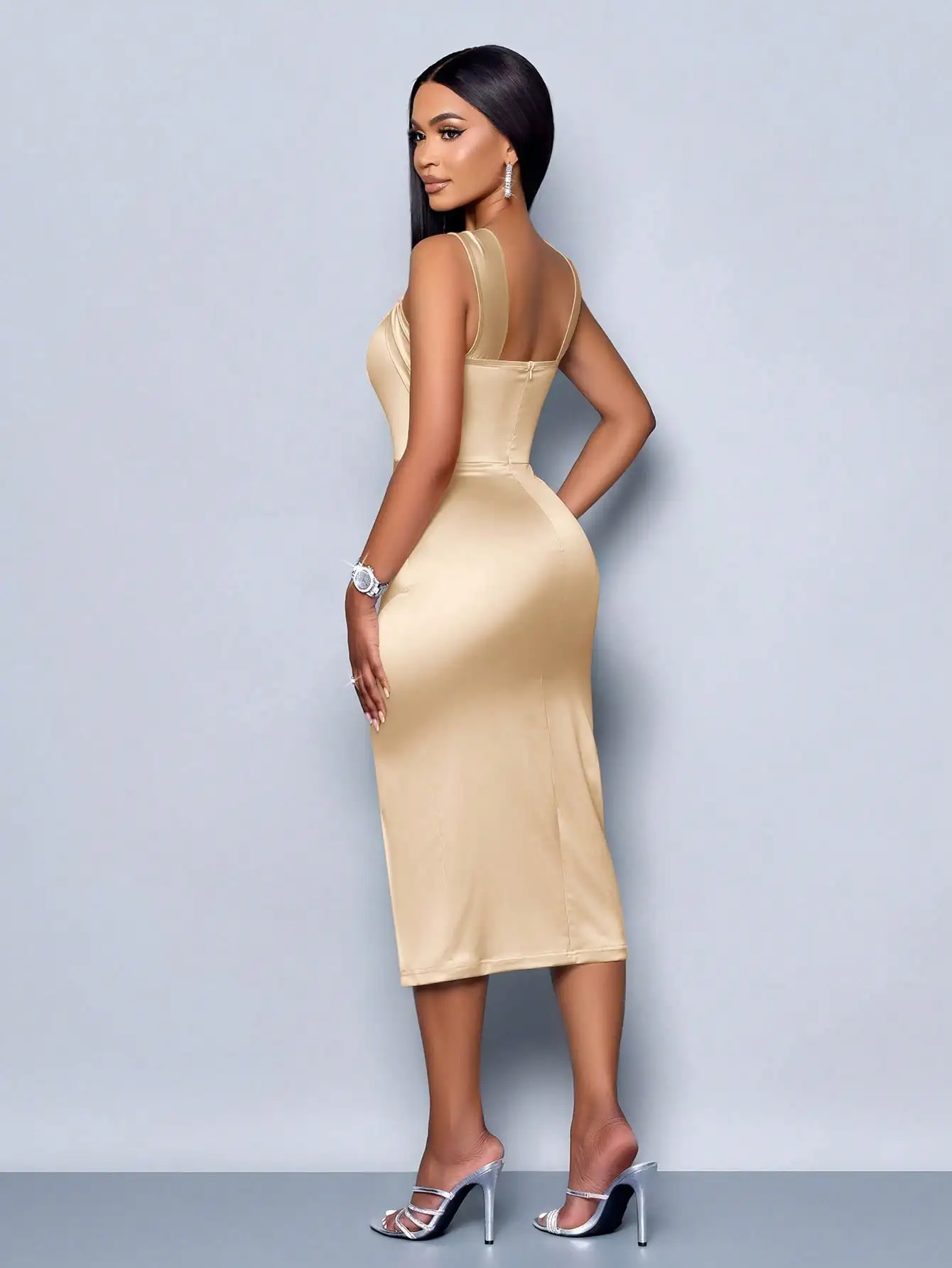 Elegante beige satijnen midi-jurk met gekruiste bandjes, split aan de voorkant en getailleerd silhouet voor huwelijksfeest