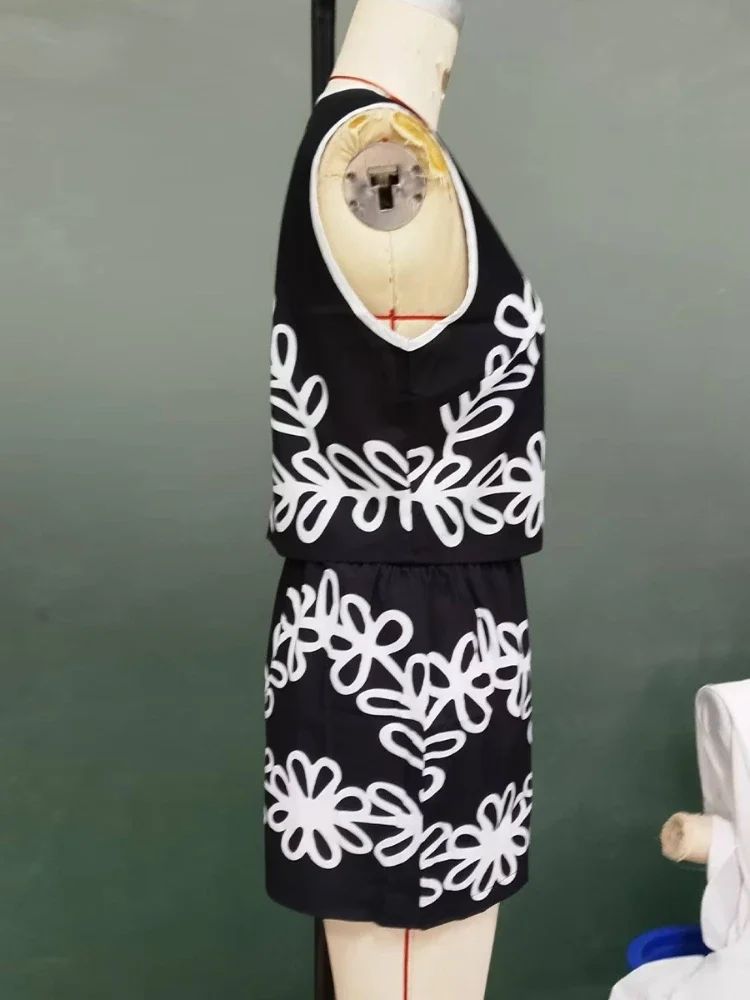 Rompi Kerah V Gambar Cetak Bergaya Tren Liburan Musim Panas 2025 + Celana Pendek Setelan Dua Potong Set Pendek Wanita Kantor Ramping Kasual Musim Panas Baru