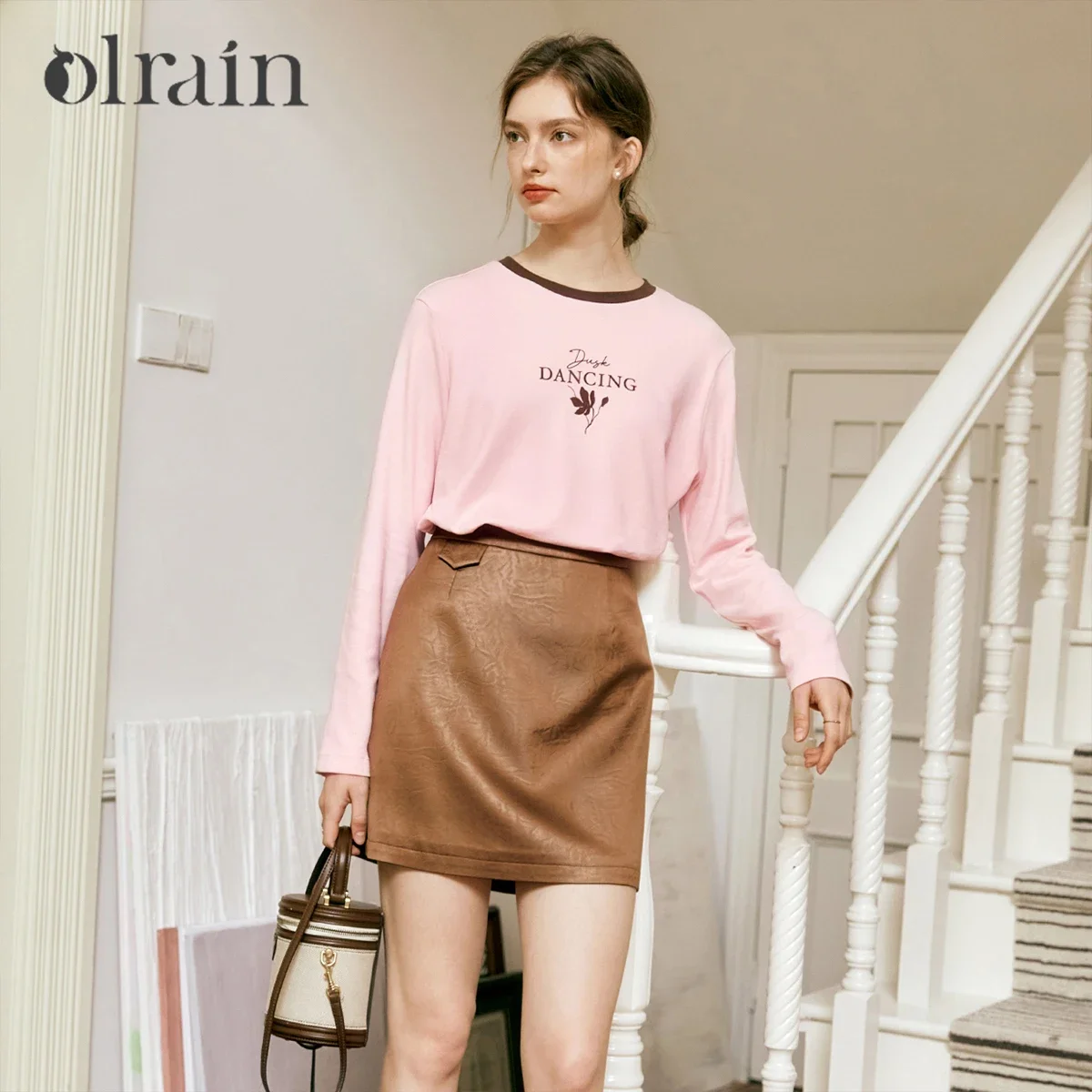 OLrain ニット Tシャツ 2025 春 ルーズコットン スプライスプリント クルーネック 長袖 通勤 Tシャツ 女性服 M56QT93135