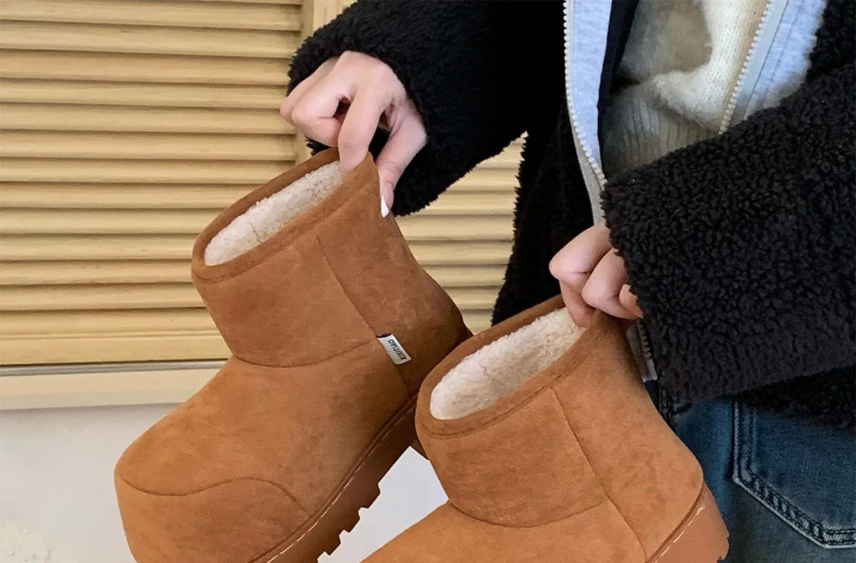 Neue Damen-Schneestiefel mit niedrigem Absatz, Markenschuhe, Winter-Knöchelstiefel zum Überziehen, warme Plüschschuhe für Damen, luxuriöse Damenmode, breite Stiefeletten – Detail 9