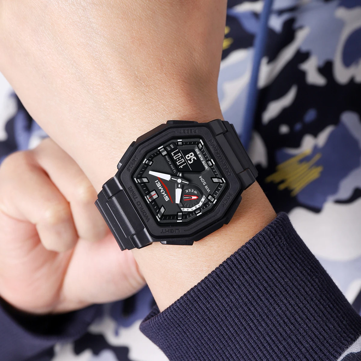 SKMEI الإبداعية مضيئة عرض الالكترونيات الرقمية ساعة رياضية 5 ساعات منبه للرجال النساء مقاوم للماء التوقيت العالمي ساعة اليد