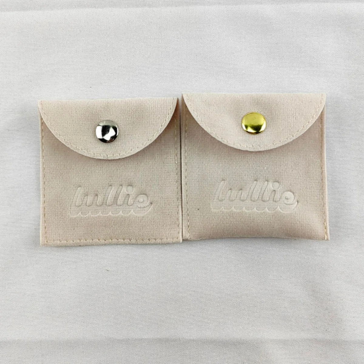 

100 шт. бежевые мешочки для упаковки ювелирных изделий из микрофибры, маленькое кольцо, ожерелье, шикарные бархатные сумки-конверты с золотой пуговицей