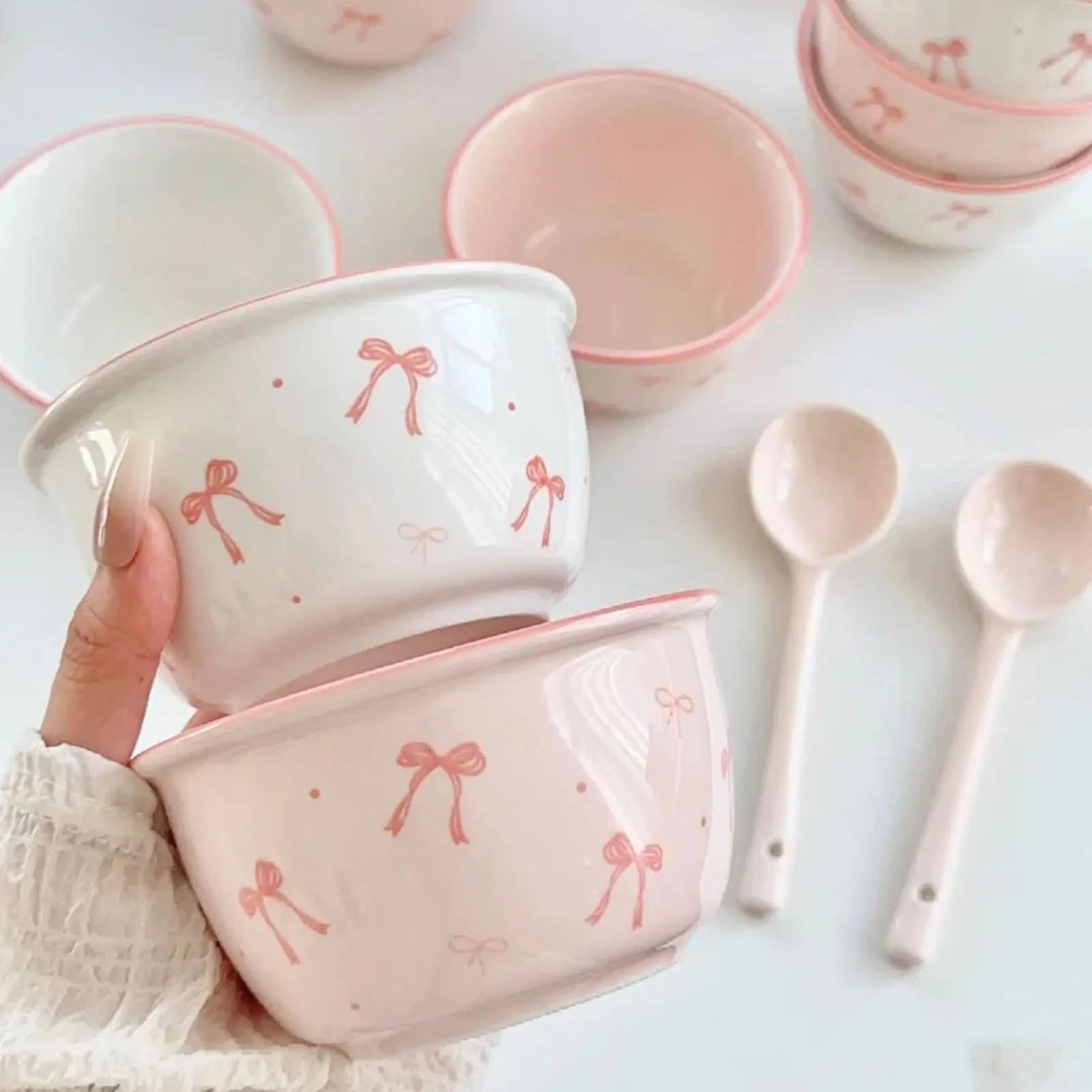 Simpatico set di cucchiai e ciotola in ceramica con un unico motivo a fiocco in colore sottosmalto, regali ideali per parenti e amici