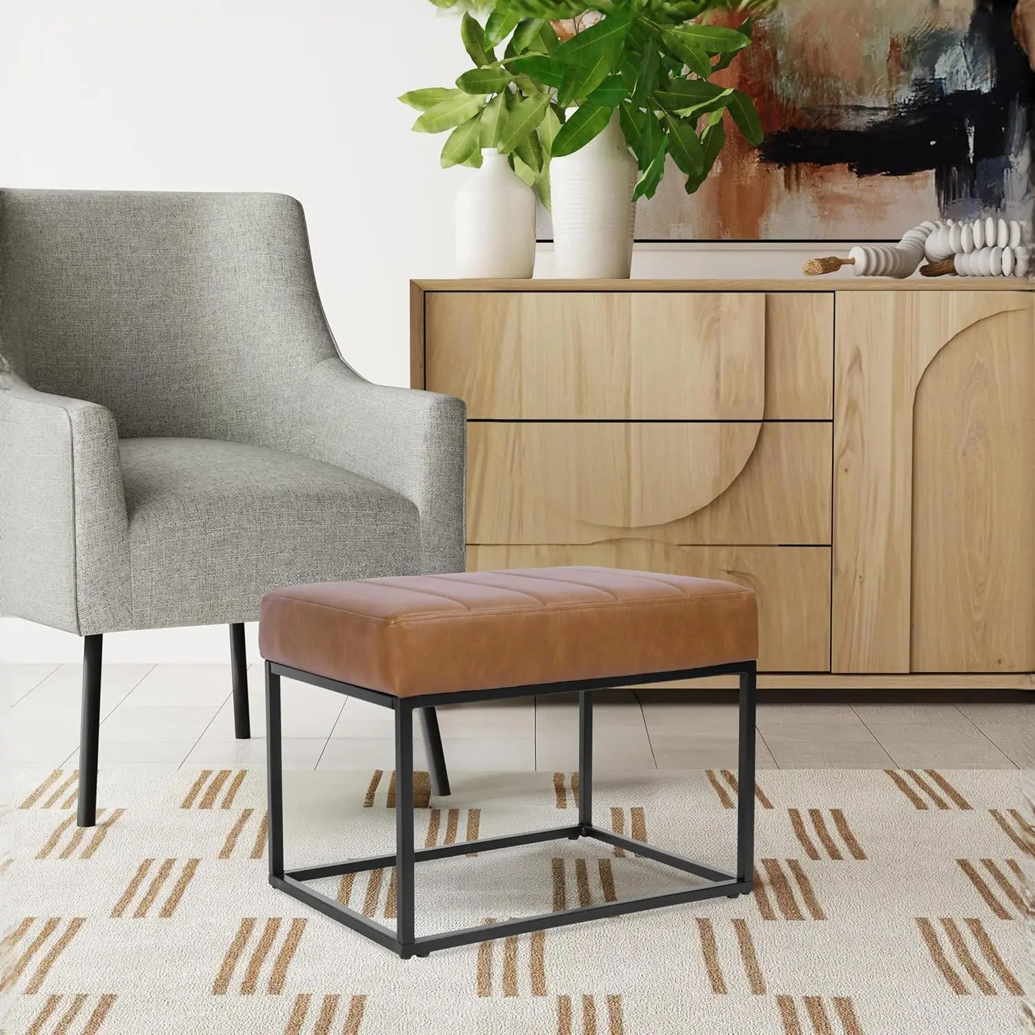 カーメルフェイクレザー製チャンネルタフテッドスモールオットマン、メタルベース付き - リビングルーム用のスタイリッシュな座席