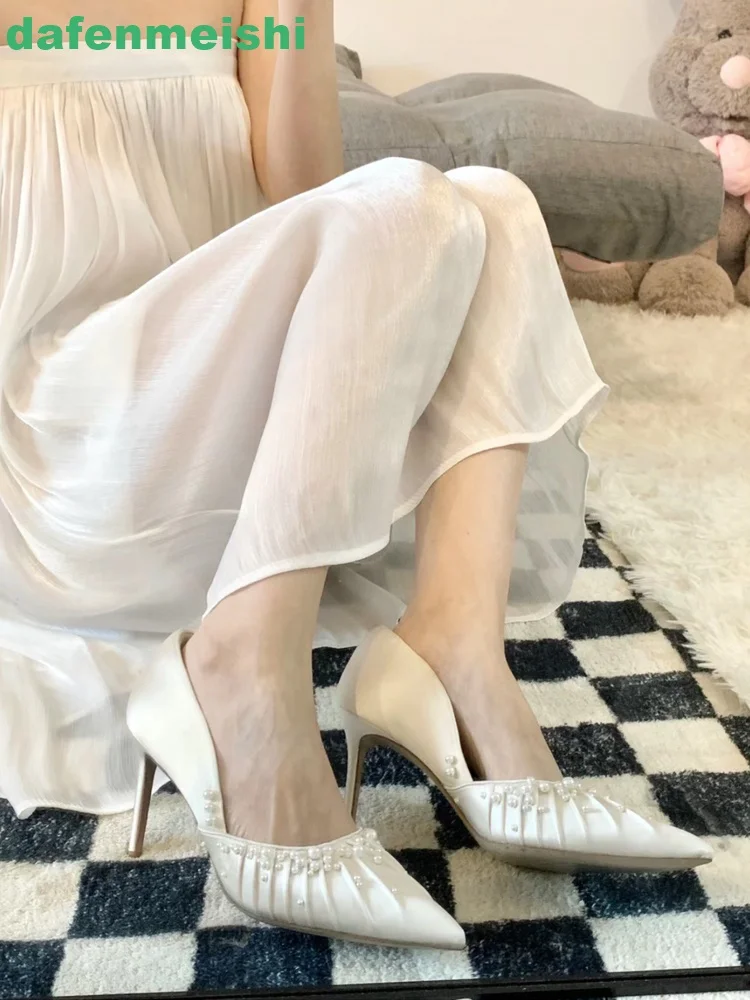 2024 Spring New White Pleated Pearl Pumps Pointed Toe Shallow Thin Heel Wedding Shoes Fashion Women Banquet Stage High Heels