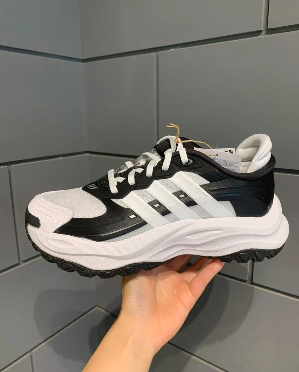 

Adidas Black - белые массивные кроссовки. Дизайн на толстой подошве, модный и удобный, подходит для повседневных спортивных сценариев