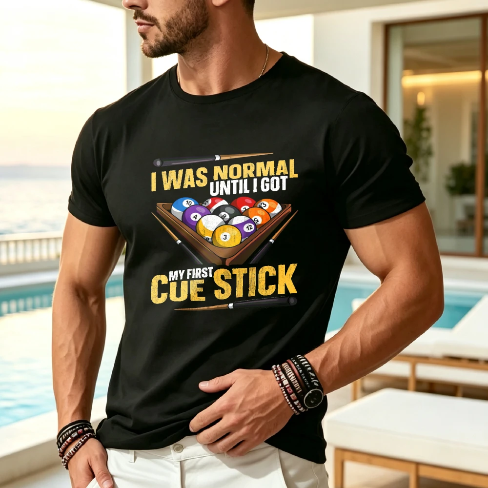 Camiseta gráfica de billar negra informal de manga corta - Diseño con la frase "I WAS NORMAL UNTIL I GOT MY FIRST CUE STICK" con bolas de billar y tacos coloridos, ajuste cómodo para los amantes del billar, perfecta para las noches de juego, elegante y divertida