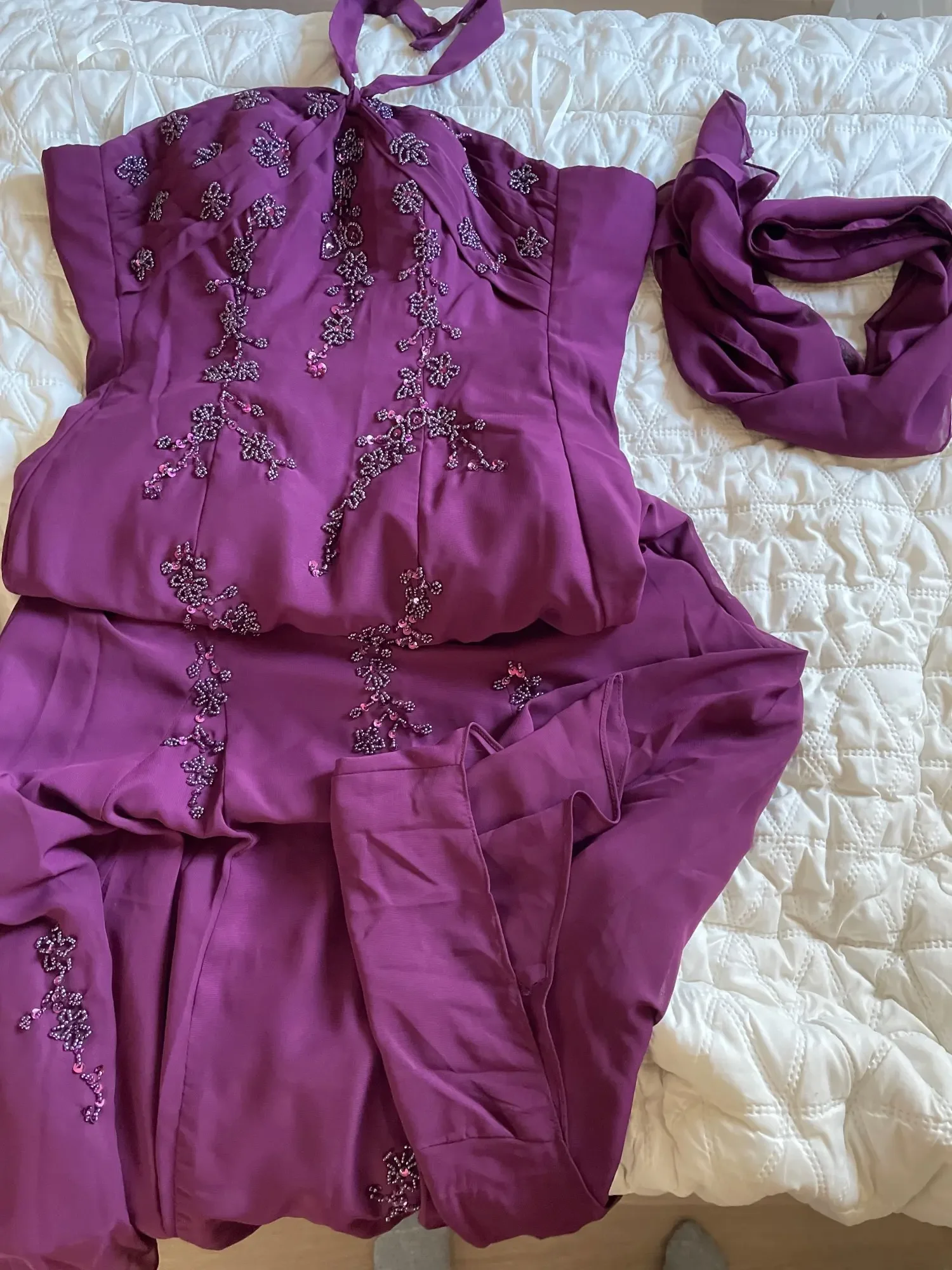 Grape Purple Prom Dresses Floor Length Formal Luxury Evening Dresses Party Dresses Beads Pearls Halter Saudi Arabia Customized