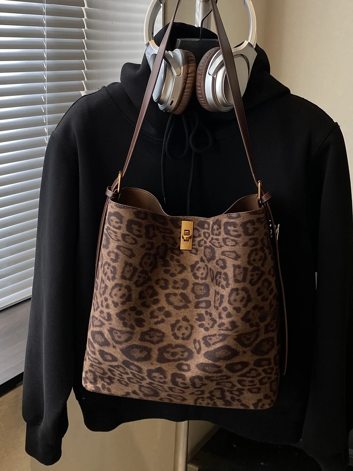 حقيبة كروس نسائية كلاسيكية ذات سعة كبيرة، حقيبة كروس عصرية كاجوال للركاب بكتف واحد مع أجهزة حديدية من البوليستر #4