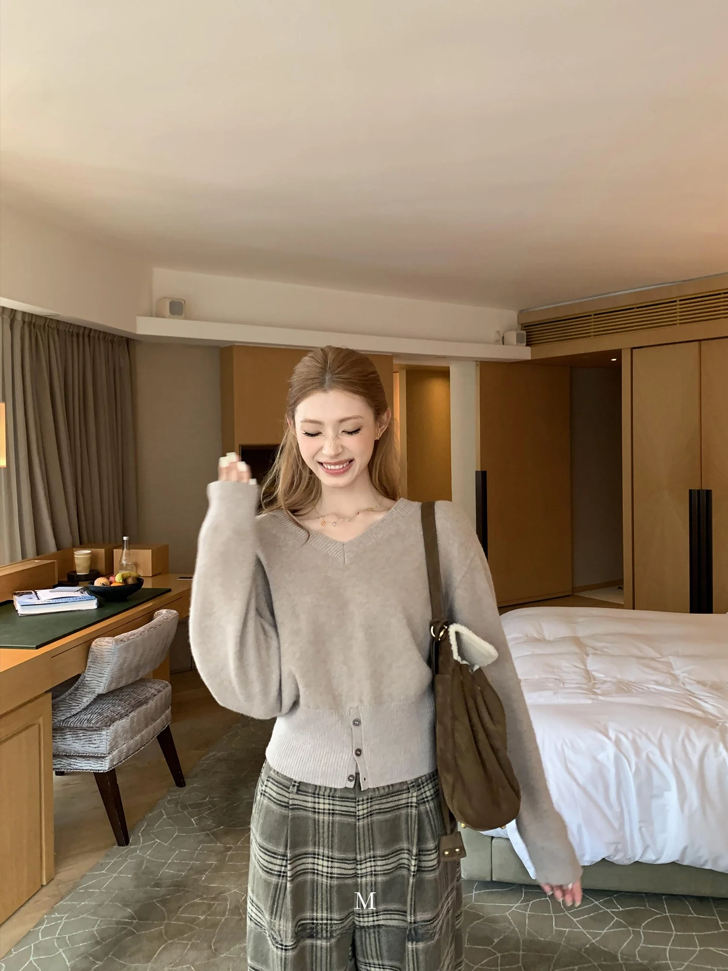 

Ele Woolen Women's Knitted Sweater V-Ne Long Sve Slim Fit White Inner Wear Casual Comfortable Sle Autumn Faion