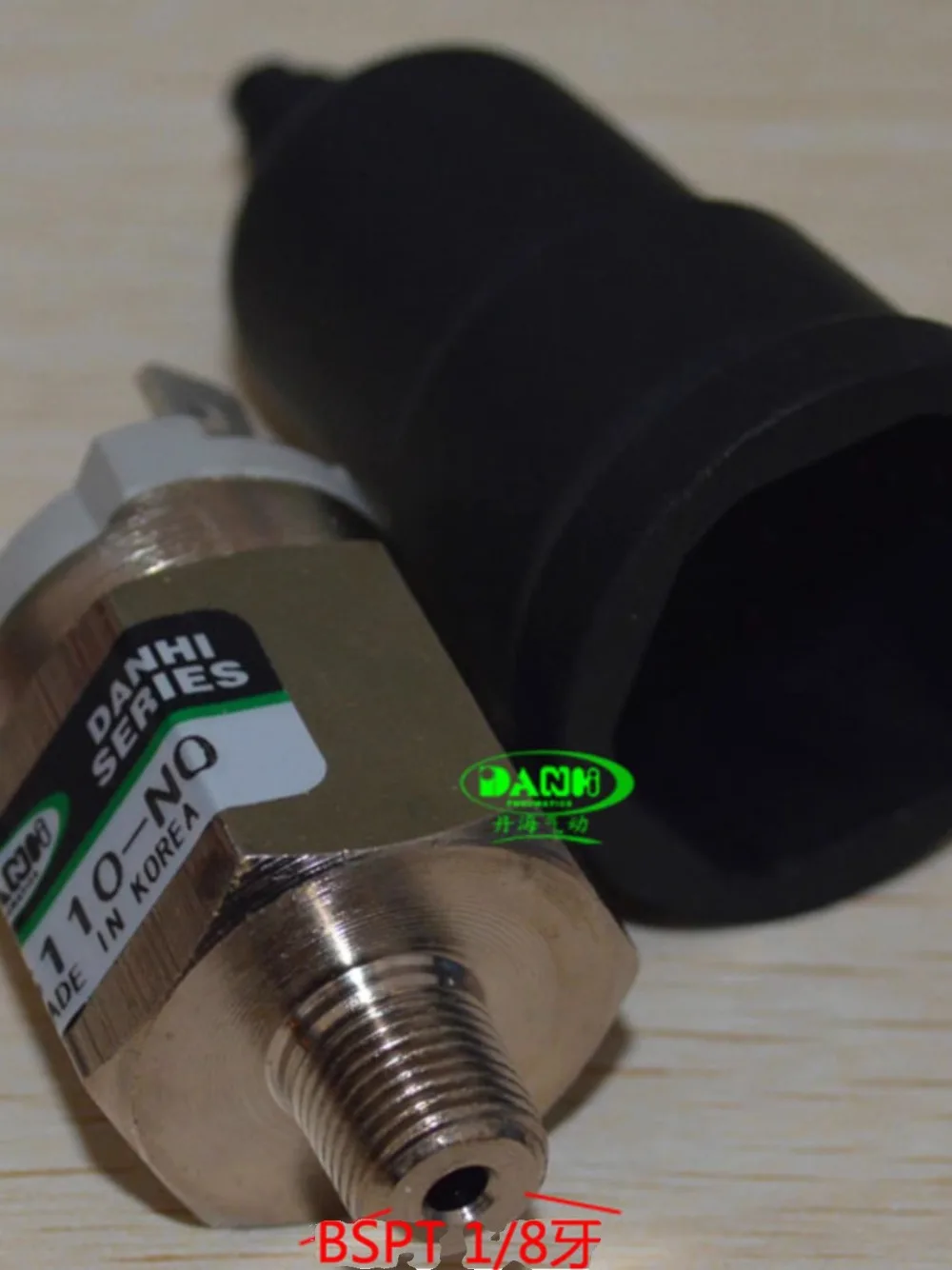 Imported small air pressure switch control adjustable HS110-nc normally closed open sensor