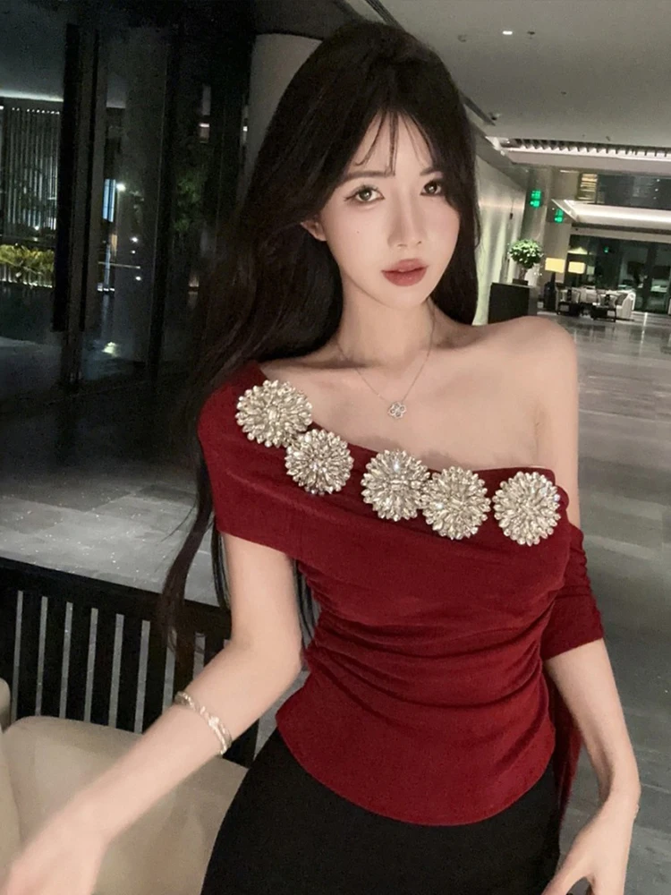 T-shirt a maniche corte con nastro a spalle scoperte con colletto inclinato in rilievo retrò francese per le donne T-shirt stile hotgirl slim fit