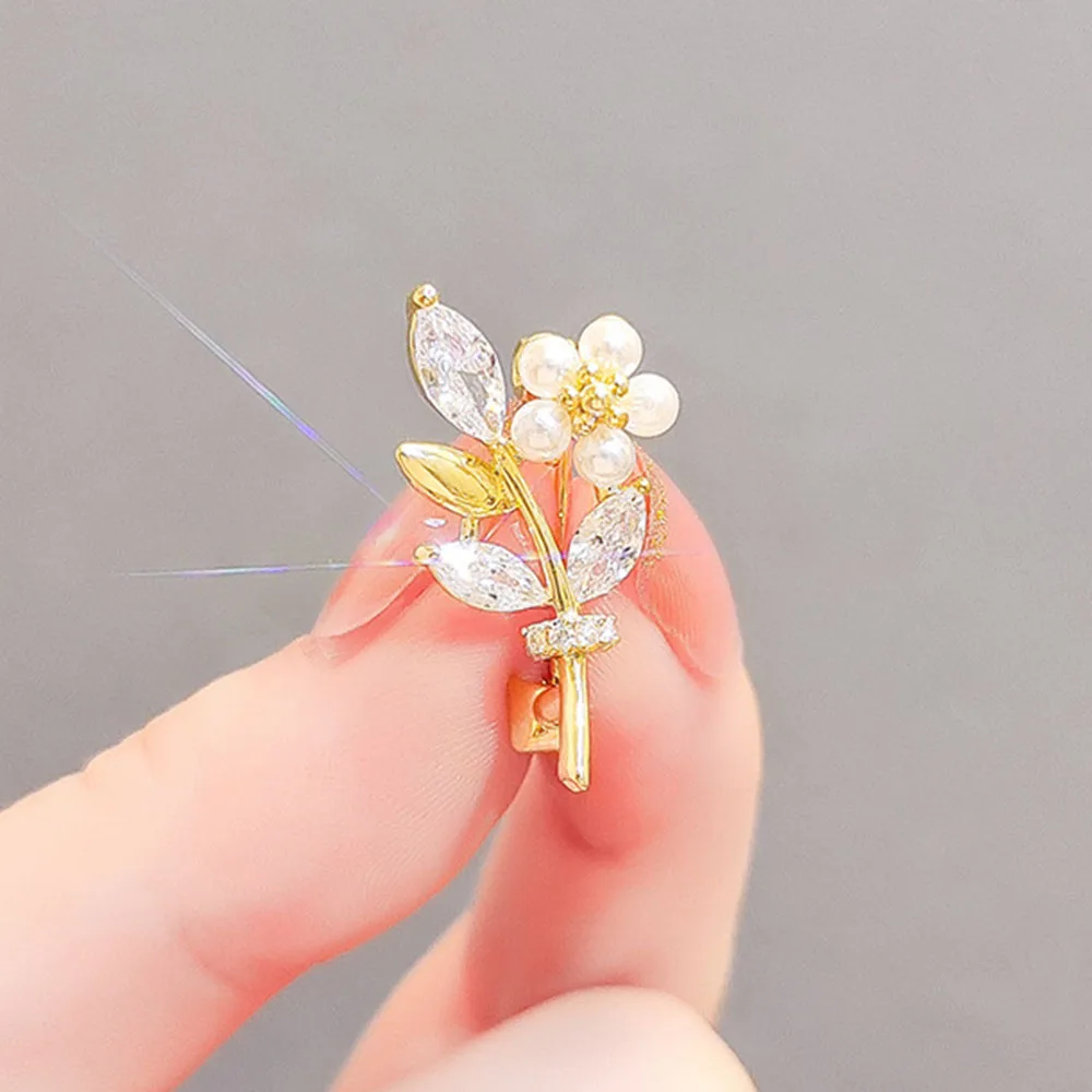 2024 New Small Mini Temperament Leaf Flower Crystal Pearl Brooches for Women Rhinestone Anti Slip Buckle Pin Suit Jewelry