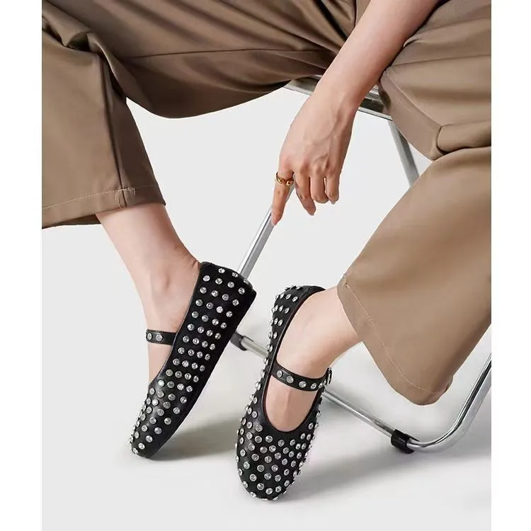 

Односложный ремень с пряжкой, низкий верх, неглубокий рот, круглая головка, удобные туфли на плоской подошве с внутренней стороны, увеличивающие рост