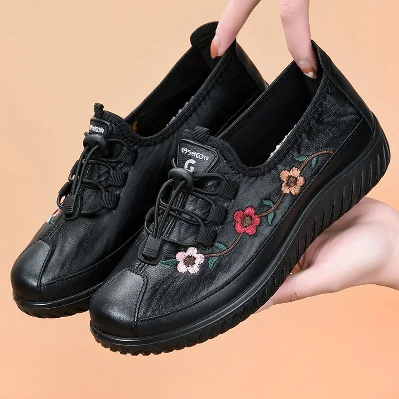 Mocasines de piel con bordado Floral para mujer, zapatos de Trekking al aire libre, cálidos y suaves, zapatillas de felpa, color negro