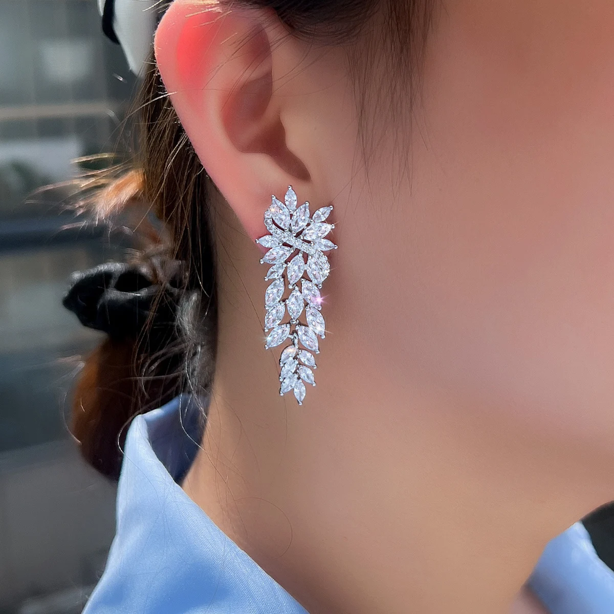 CWWZircons Wunderschöner europäischer Damen-CZ-Hochzeits- und Abschlussballschmuck, weißer Zirkon-Blatt-Ohrring, lang, für Brautparty, Großhandel E1168 – Detail 7