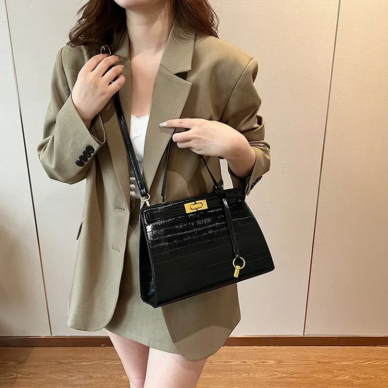 

2025 Новинка! Женская сумка в стиле птица с текстурой камня | Простой ретро-дизайн | Подмышки и портативный | Премиум-чувствуй