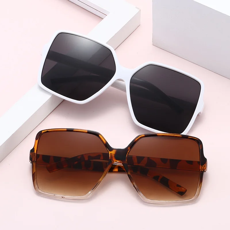 Neue Vintage-Sonnenbrille für Damen und Herren, Quadratischer Großer Rahmen, Marken-Designer Retro-Shades, Modische Sonnenbrille ﻿ für Männer