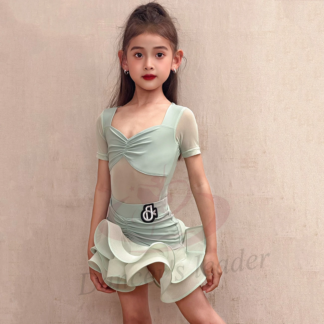 プリーツ襟付きラテンダンスプロフェッショナルドレス、フィッシュボーンスカート、サンバ闘牛、娘の標準ステージ衣装