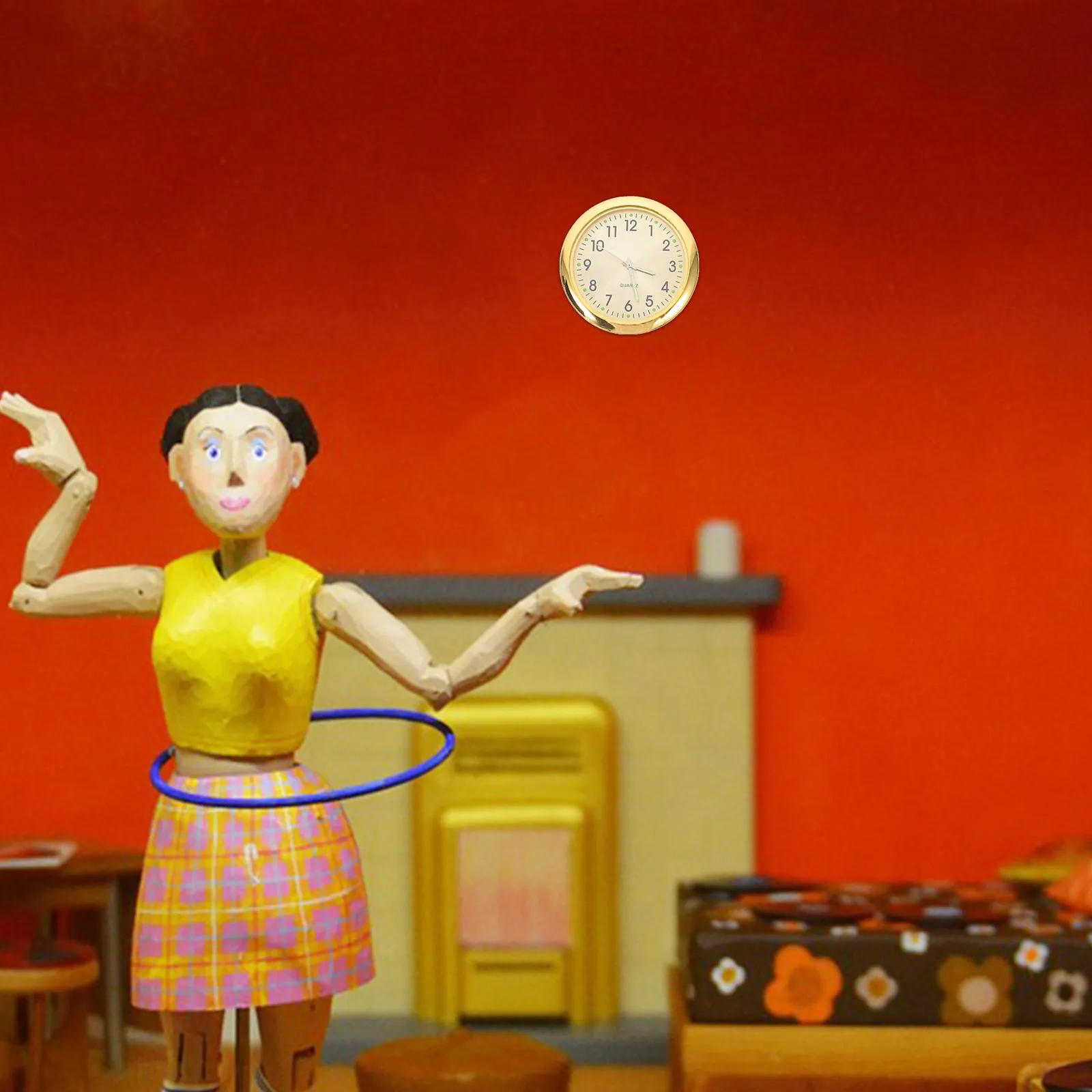 

Изящные миниатюрные настенные часы-украшение для кукольного домика, компактный дизайн, глянцевое покрытие, реквизит для фотосессий, для гостиной и спальни