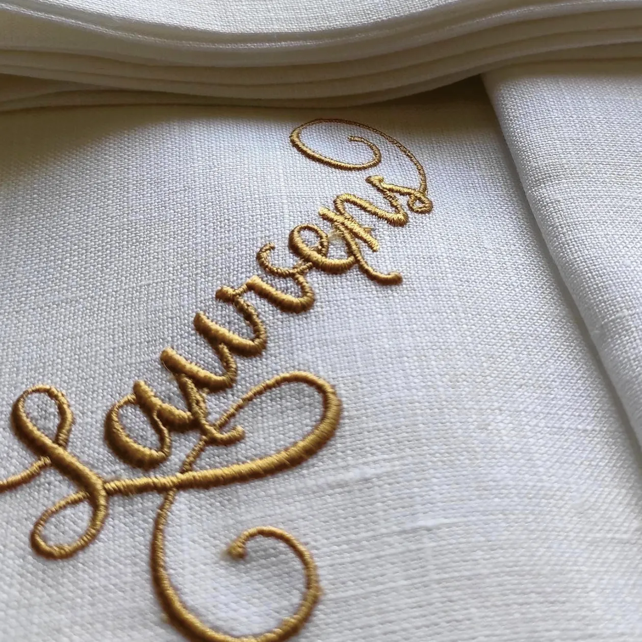 10 Nomi Ricamati Personalizzati |     Tovaglia e Tovaglioli a Tema Moderno Minimalista Bianco Puro | Ricami decorativi, ricami personalizzati per matrimoni e banchetti, design di ricami con nomi personalizzati realizzati a mano, articoli di alta qualità per feste, regali per inaugurazioni di casa, regali di nozze, decorazioni per il bagno, ricami raffinati, scelta ideale per regali di festa, design unico, confezione pronta per essere regalata, qualità superiore.