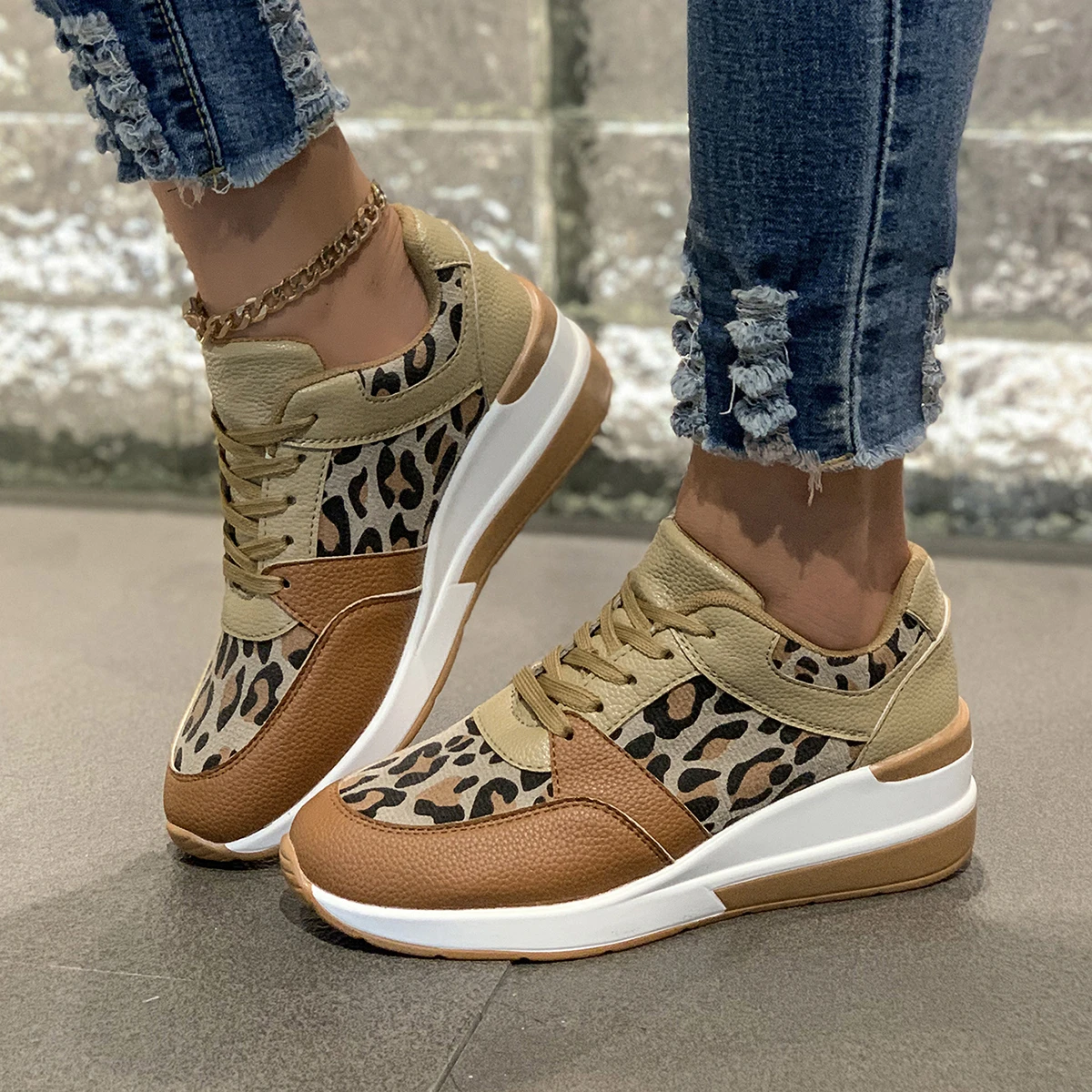 Sneakers da donna 2024 primavera autunno moda leggera Casual scarpe firmate poco profonde mocassini da esterno scarpe Sneakers Plus Size