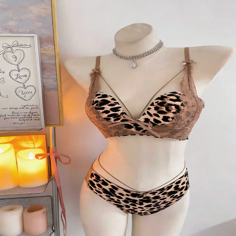 Conjunto de lencería sexy con estampado de leopardo y encaje para mujer, con escote en V profundo, efecto push-up, realce anticaída para busto pequeño, sujetador cómodo para uso diario.