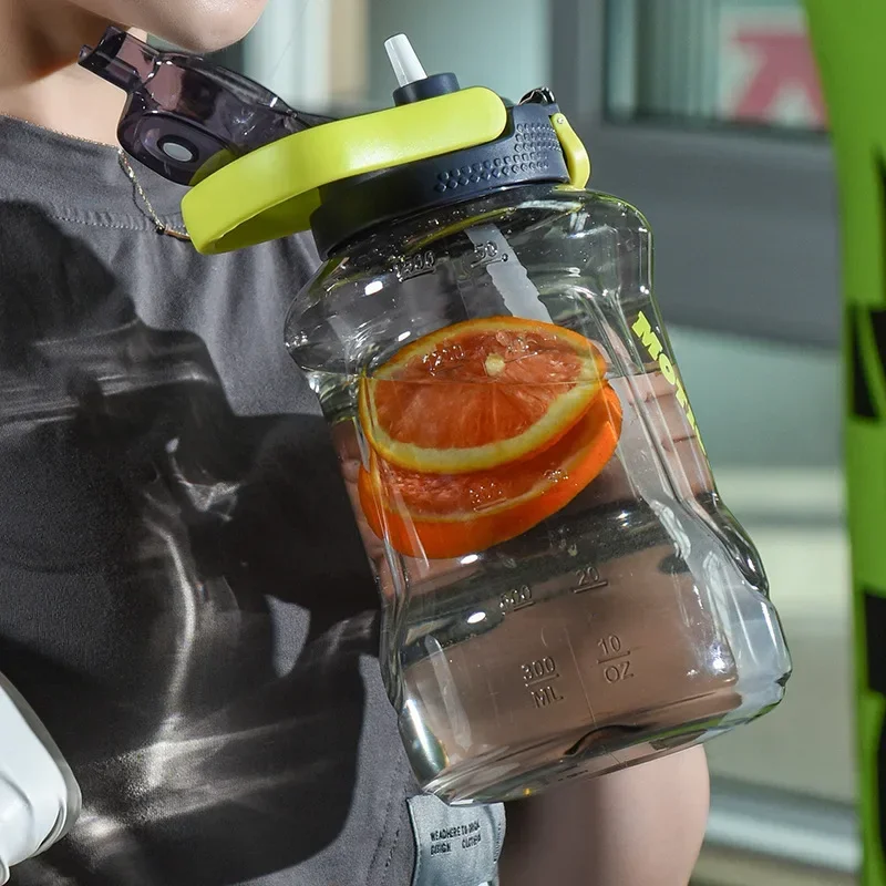 أسطوانة طن شفافة جديدة محمولة باليد: زجاجة مياه رياضية قابلة للحمل في الهواء الطلق، كوب طن للياقة البدنية من البلاستيك ذو سعة كبيرة
