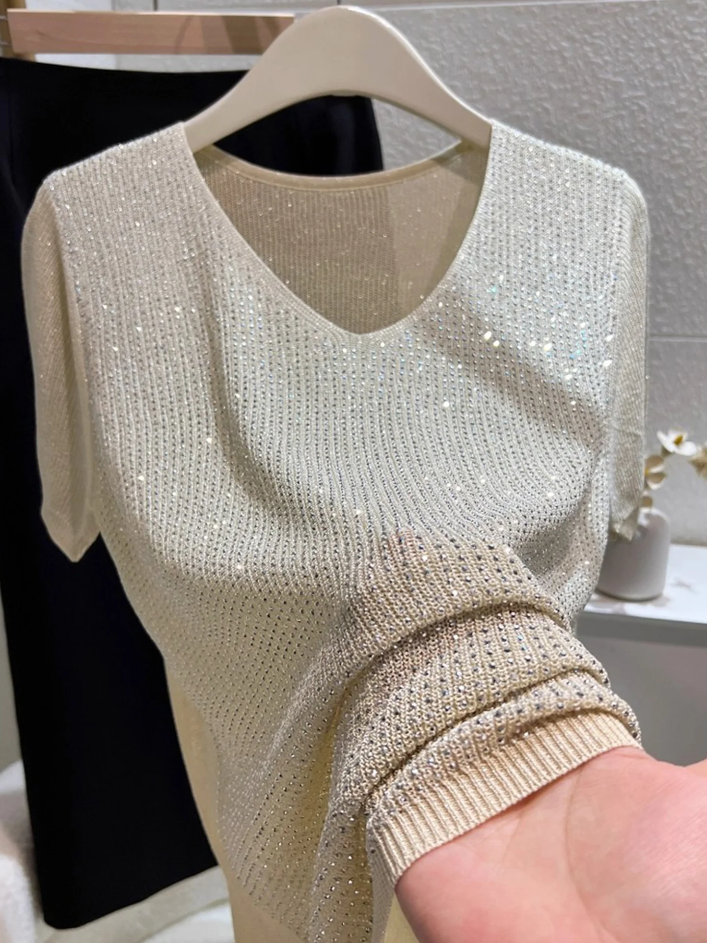 

Faionable V-Ne Knitted Top with Hollow out Design And Rhinestones for Women Summer Lightweight Versatile Straight Cut T-S...