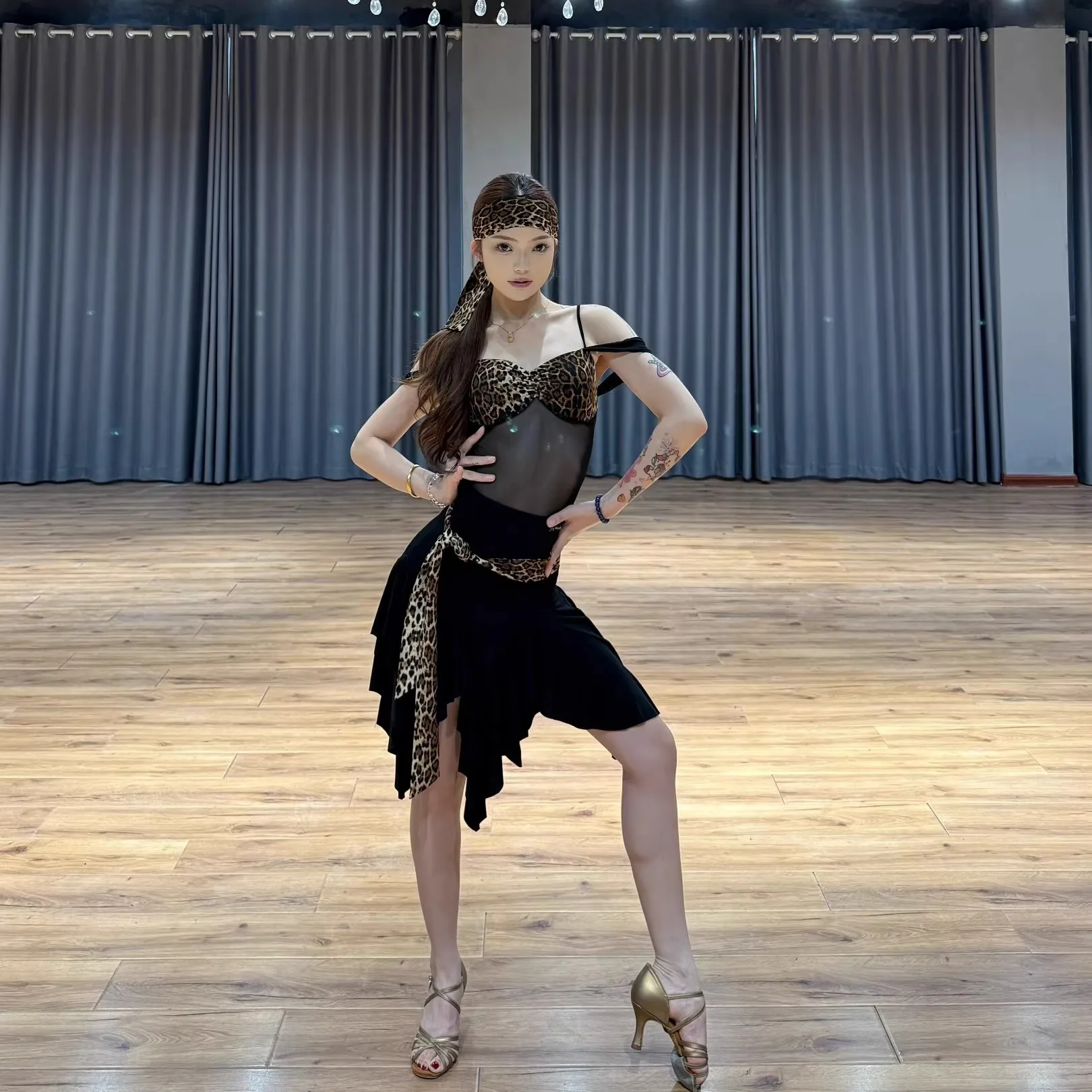 ชุดเต้นรำละตินสำหรับผู้หญิงจากสหราชอาณาจักร ลายเสือดาว เสื้อแบบผูกคอ ดีไซน์หรูหรา สำหรับฝึกซ้อมและการแสดงในงานเต้นรำบอลรูม