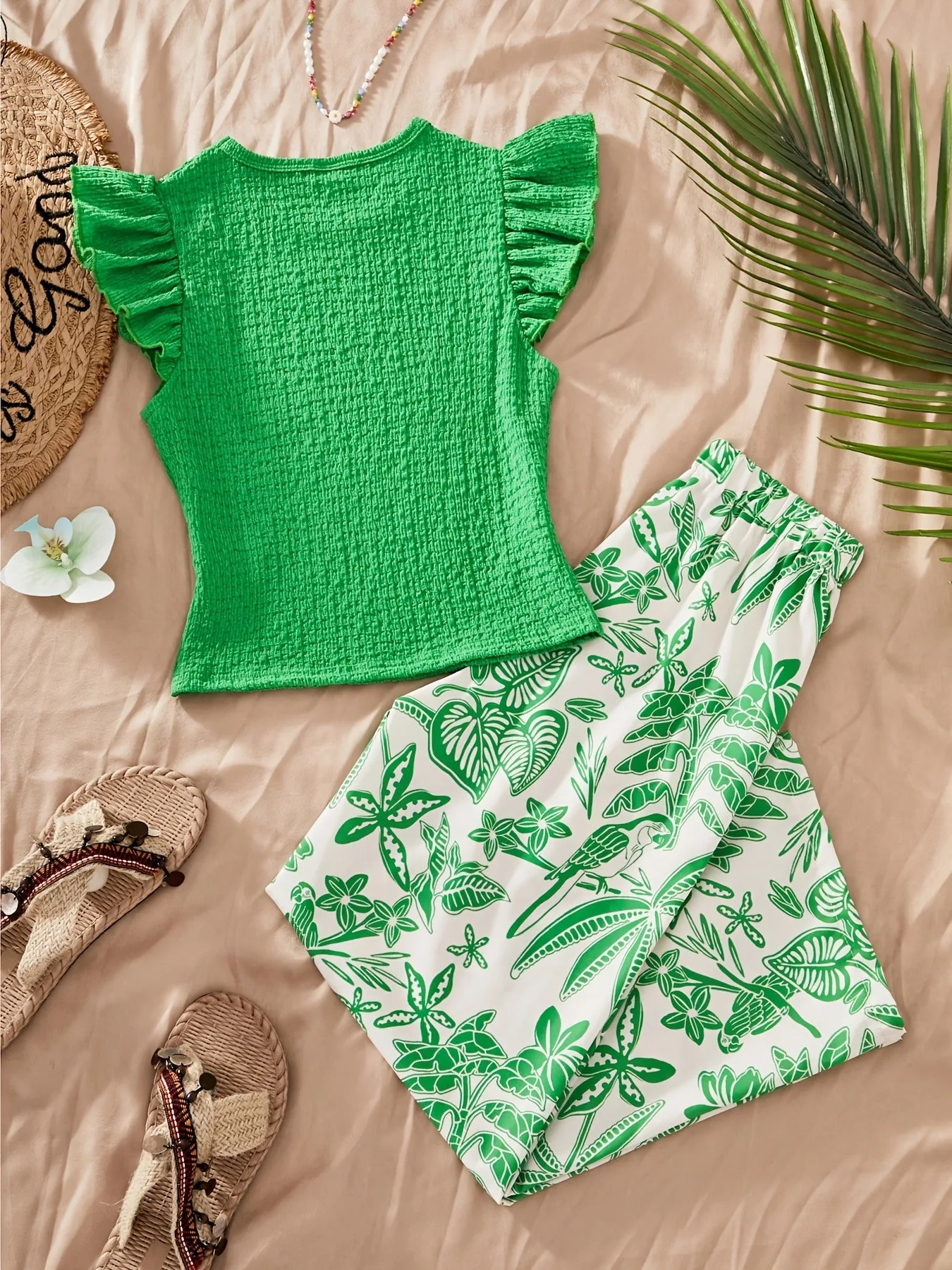 Mädchen-Sommeroutfit, 2-teilig: Oberteil mit Rüschenärmeln und gerafftem Stoff + Hose mit weitem Bein und tropischem Blattmuster, lässiges Urlaubsset für kleine Mädchen. – Detail 2