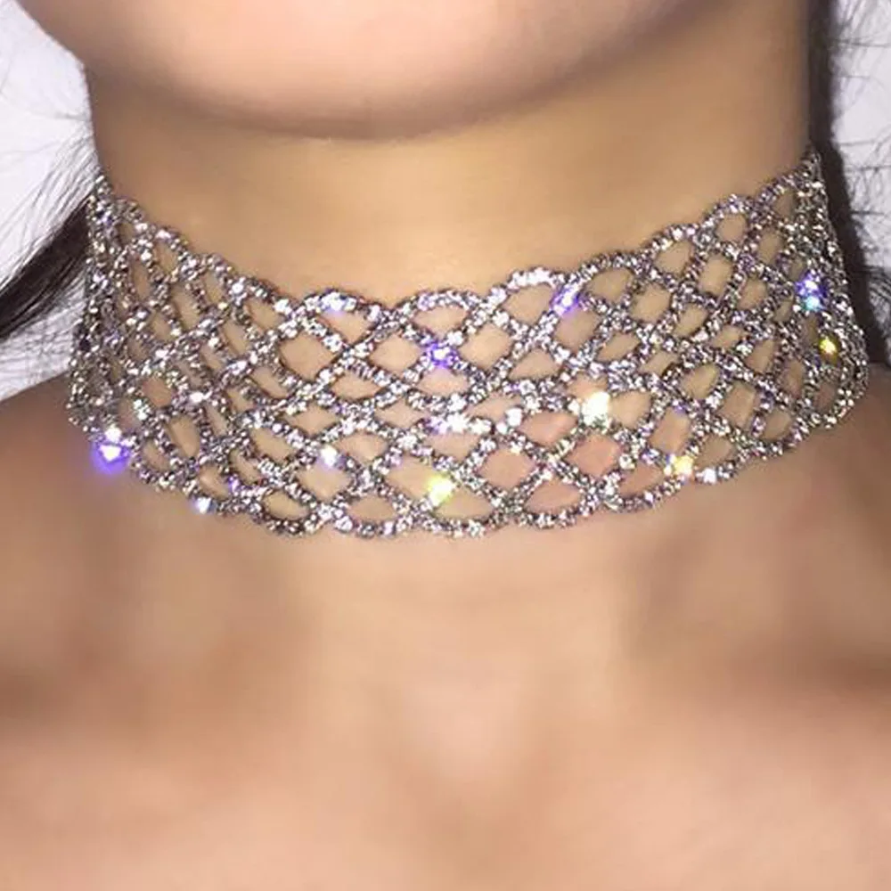 Damen-Halskette mit Glitzersteinen und Kettenartiger Struktur Modisches Schmuck-Accessoire Erhältlich auf Amazon – Detail 1