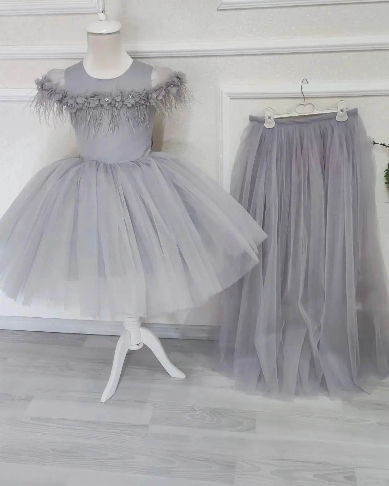 Grey Ball Gown Baby Girl Dresses for Wedding Feathers Flower Girl Gowns with Detachable Train Tiered Children Birthday Dresses