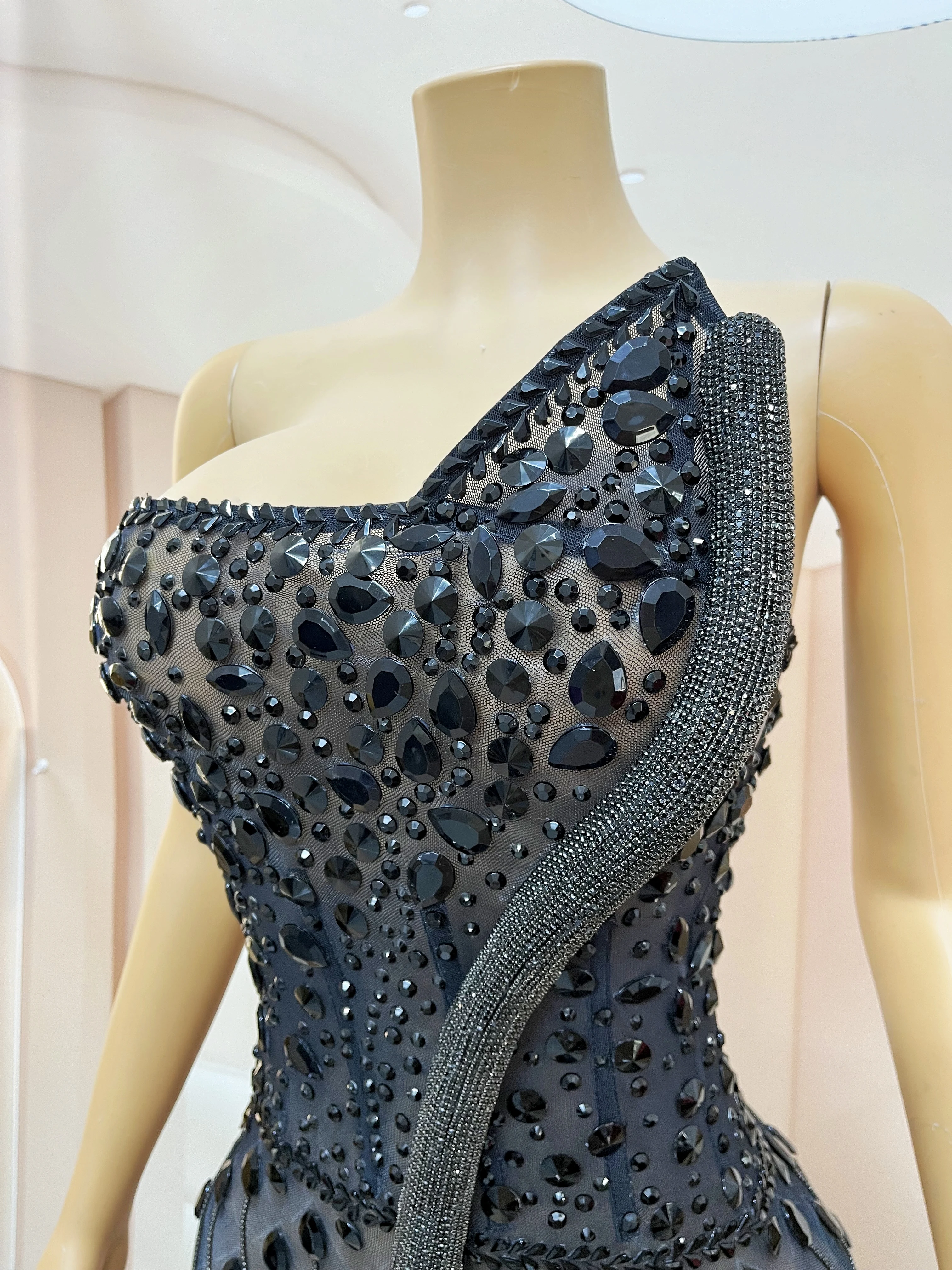 Elegancka suknia z trenem, zdobiona błyszczącymi kryształkami i łańcuszkami, idealna na koktajl, wieczorową imprezę, na czerwony dywan, strój na pokaz mody, Heishe