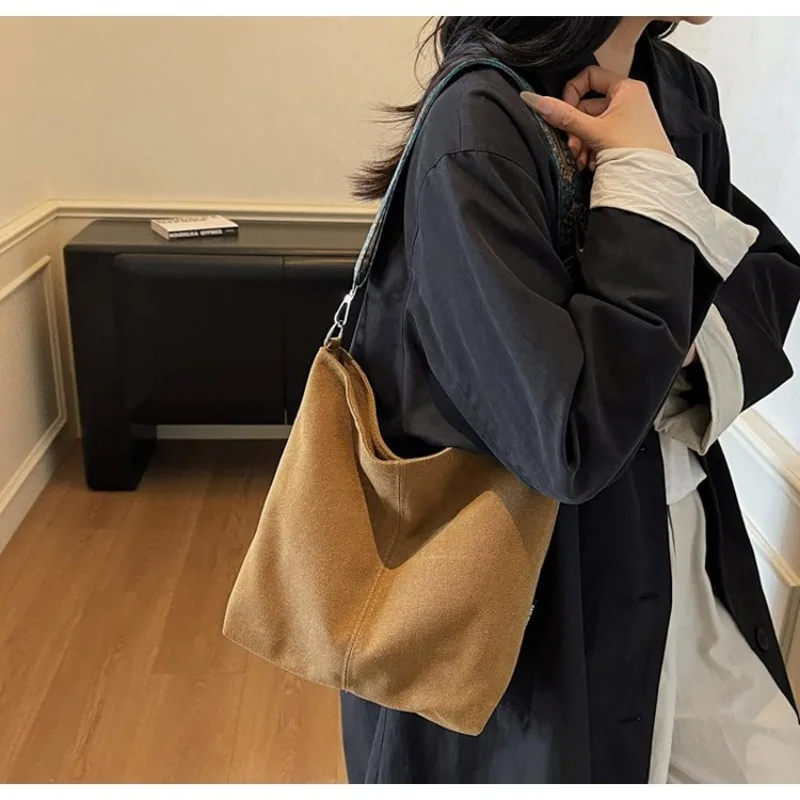 

Luxurious Retro Handbag Individual Portable Daily Use School Female Bag While Traveling Abroad